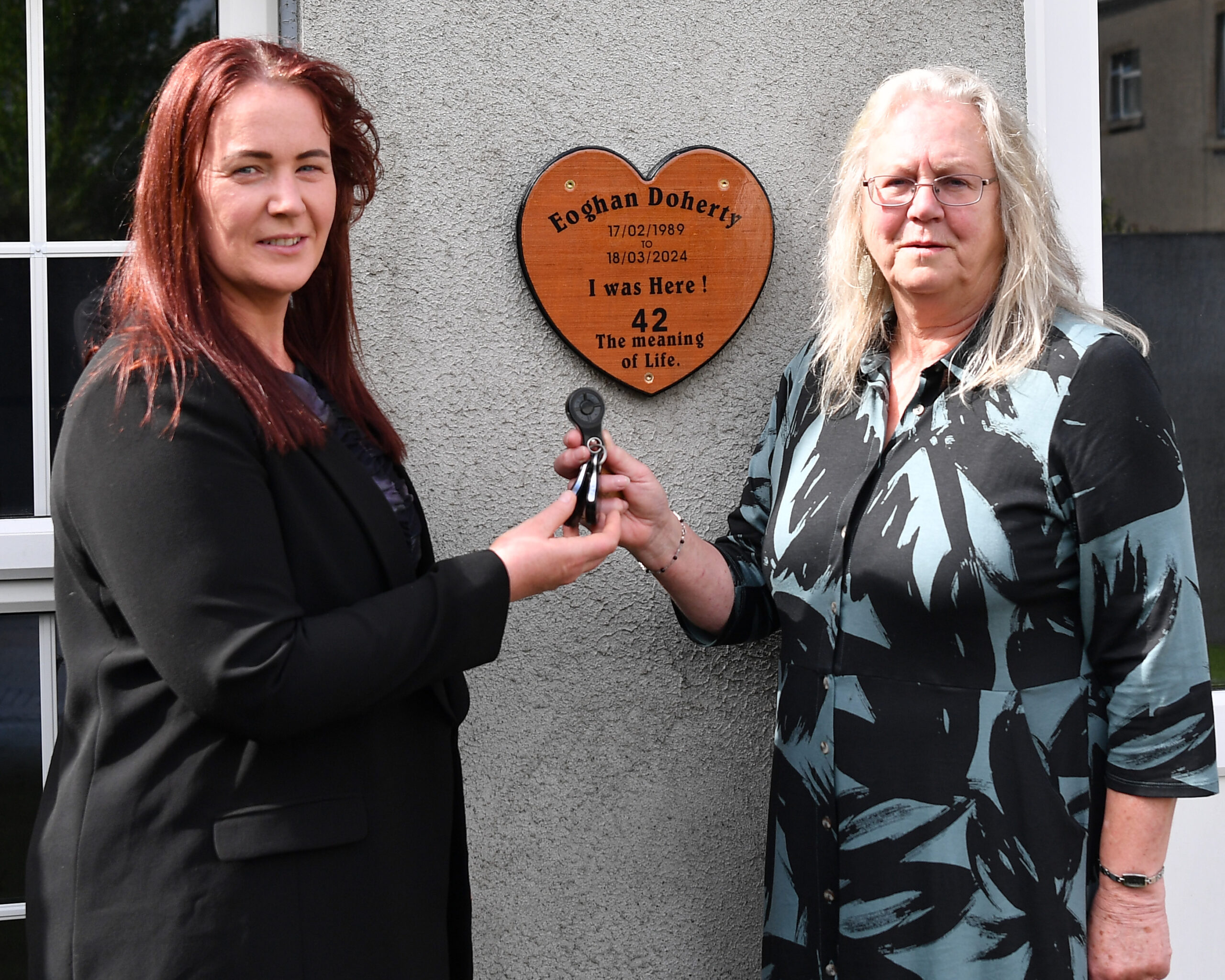 Handing over the keys to a new home in Mullingar (2)